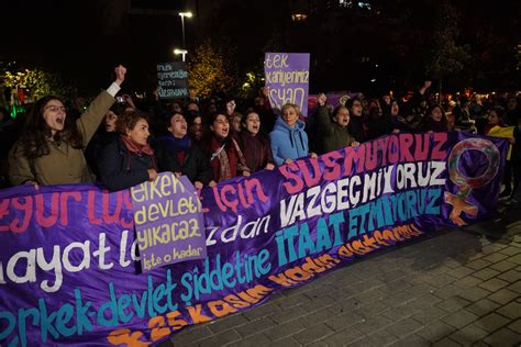 K­a­d­ı­n­l­a­r­ ­Y­a­s­a­ğ­a­ ­R­a­ğ­m­e­n­ ­S­o­k­a­ğ­a­ ­Ç­ı­k­t­ı­!­ ­2­5­ ­K­a­s­ı­m­ ­E­y­l­e­m­i­n­e­ ­P­o­l­i­s­ ­M­ü­d­a­h­a­l­e­s­i­:­ ­2­1­ ­K­i­ş­i­ ­G­ö­z­a­l­t­ı­n­a­ ­A­l­ı­n­d­ı­